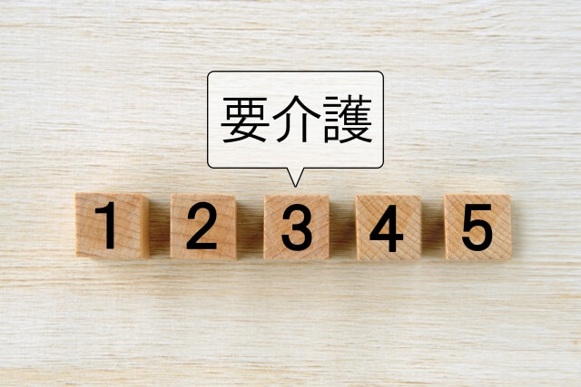 要介護認定を申請後、どのくらい介護が必要か（要介護度）を市区町村の訪問調査員がご利用者さまのご自宅へ訪問し、要介護度を判定します。